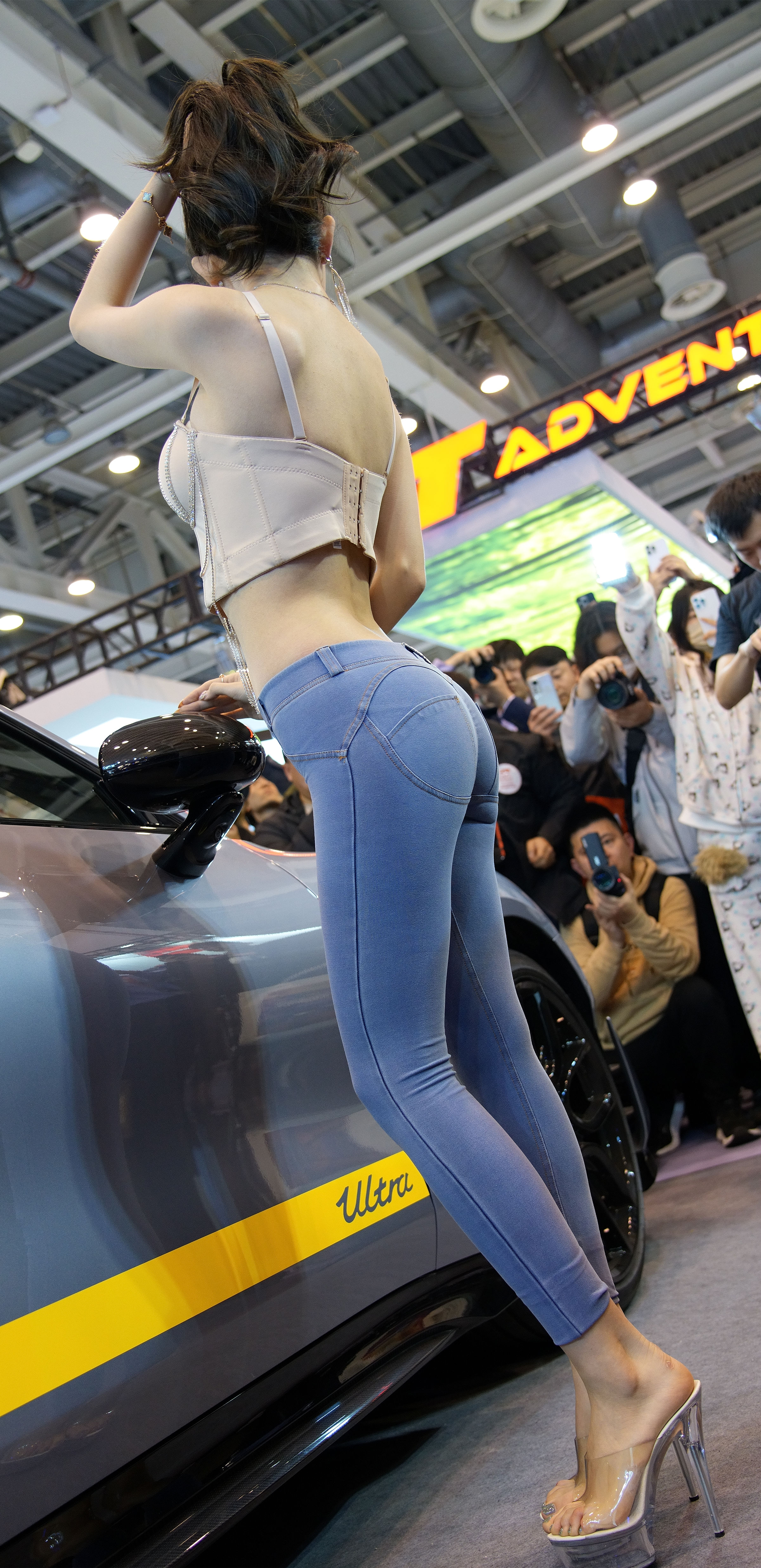 緊身牛仔褲好身材車模