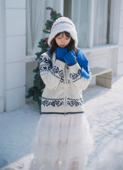 雪地里的元气少女 泡泡小咩
