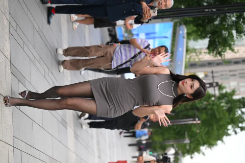 街拍黑丝包臀裙模特