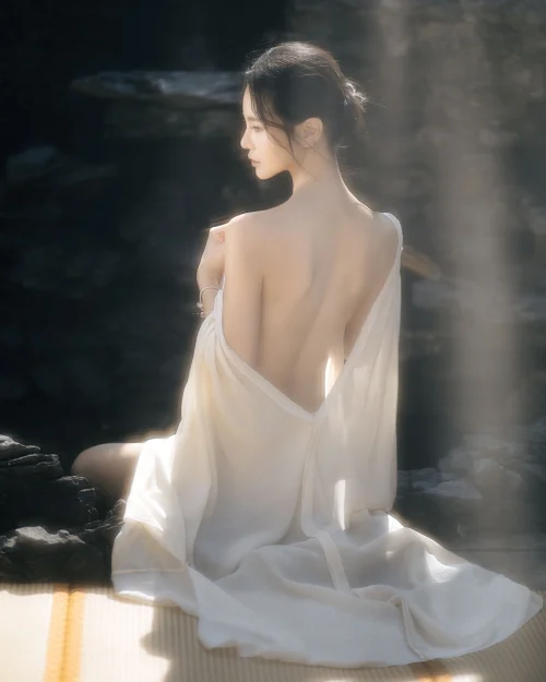 池塘边兮兮的少女 莎莎