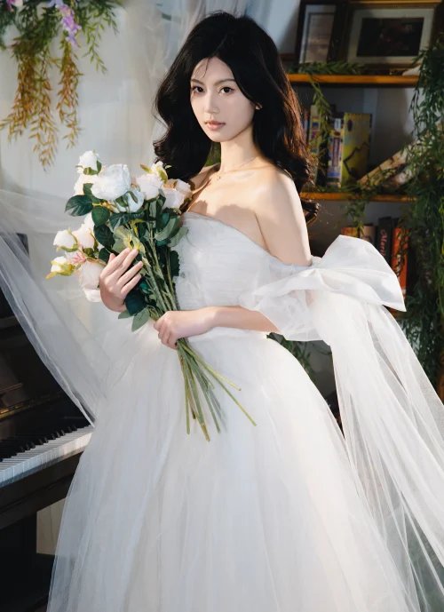 弹奏钢琴的少女 单单