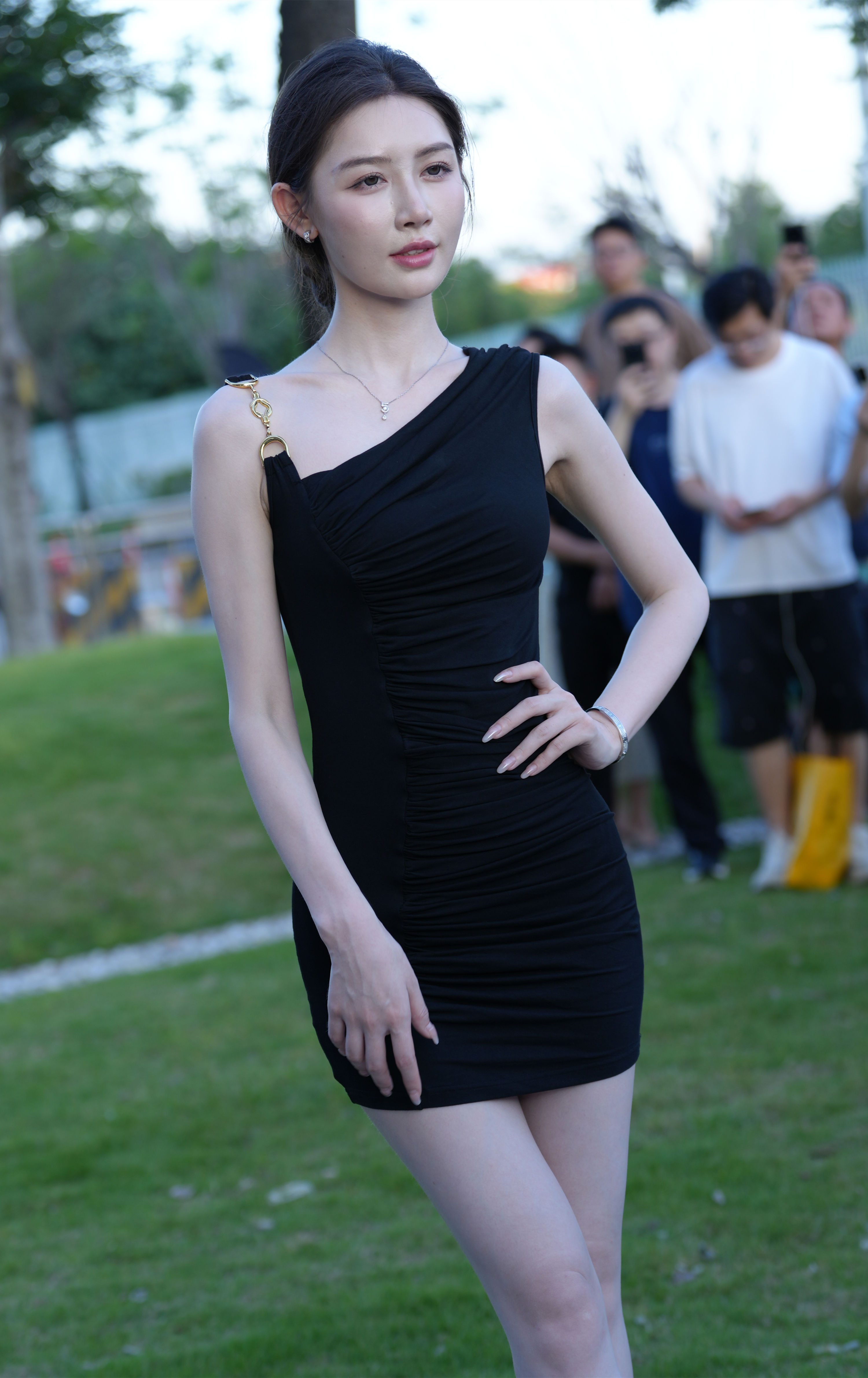 黑色修身裙美腿高跟鞋