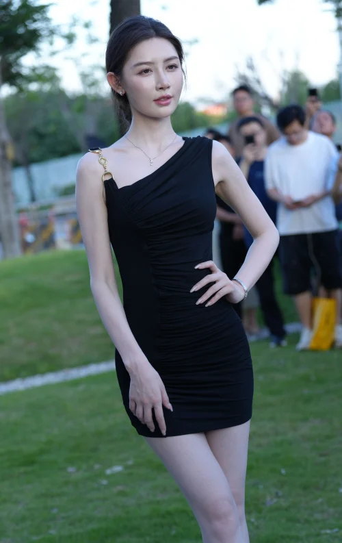 黑色修身裙美腿高跟鞋